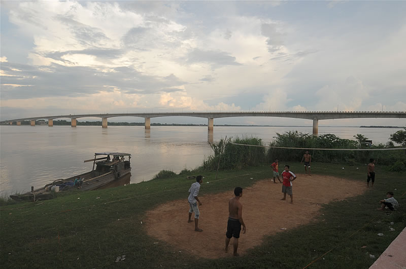 Volleyball am Mekong in Kampong Cham